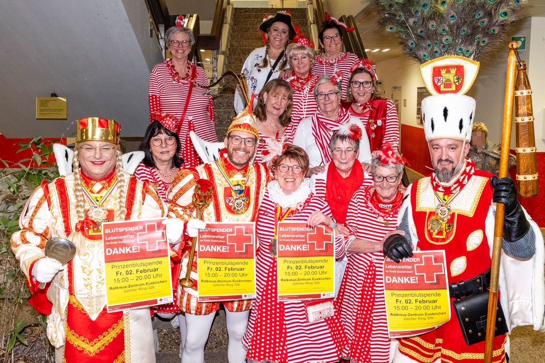 Beste Stimmung nach der Sitzung in der Aula der Marienschule: Das Dreigestirn mit Prinz Tobi I. (Wiesen), Bauer Sascha (Kremp) und Jungfrau Martina (Martin Nießen) wirbt zusammen mit den »Blutströpfchen«, den ehrenamtlichen Damen des DRK, für die Blutspende am Freitag, 2. Februar, von 15 bis 20 Uhr im Euskirchener Rotkreuz-Zentrum.