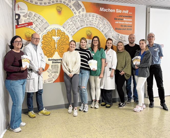 Ein Teil des Teams der Stroke Unit vor der Spendenwand im Verbundkrankenhaus Bernkastel/Wittlich.