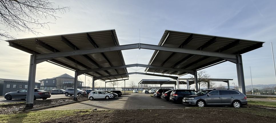 Die neue PV-Parkplatzüberdachung der VG Kaisersesch.