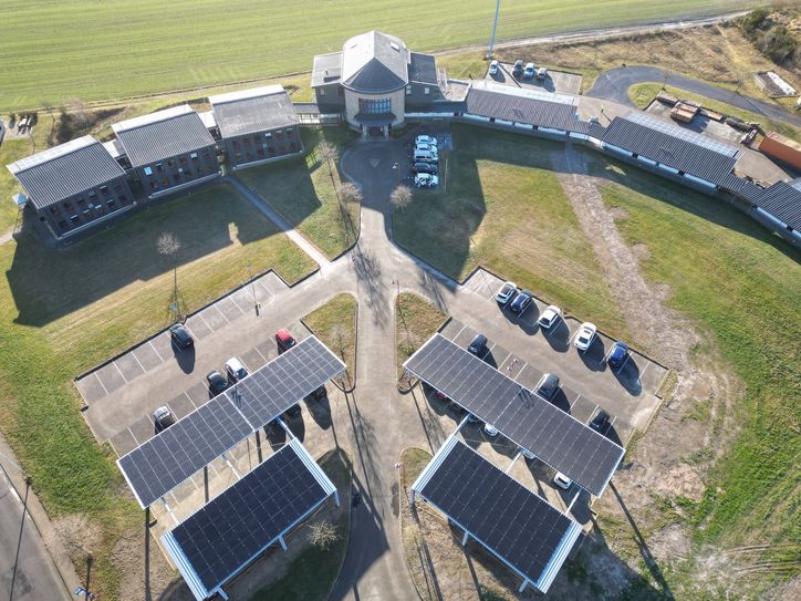 Doppelte Nutzung der Parkflächen: Energiegewinnung und Witterungsschutz dank moderner PV-Überdachung.