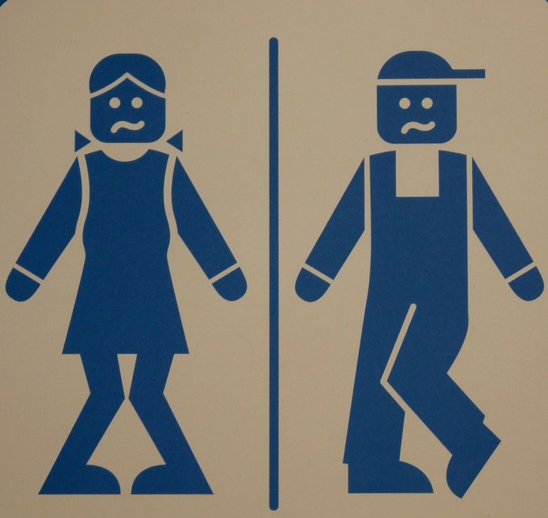 Schultoiletten haben in der Regel keinen Wohlfühlfaktor. Wie andere öffentliche Toiletten sind sie häufig ein Ort, den jeder lieber meidet. Foto:  Pixelio/ D. Schütz