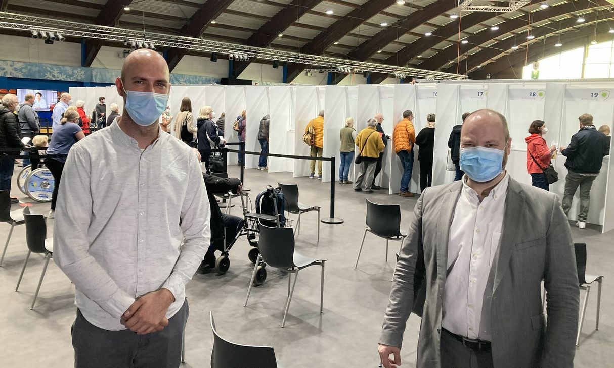 Der städteregionale Gesundheitsdezernent, Dr. Michael Ziemons (rechts) und der Leiter des Aachener Impfzentrums, Andreas Nowack, haben jetzt eine positive Zwischenbilanz gezogen. In den vergangenen 30 Tagen haben die Impfungen spürbar an Fahrt aufgenommen. In diesem Zeitraum konnte die Zahl der Erstgeimpften von 46.000 auf aktuell mehr als 120.000 Menschen in der StädteRegion Aachen gesteigert werden.
