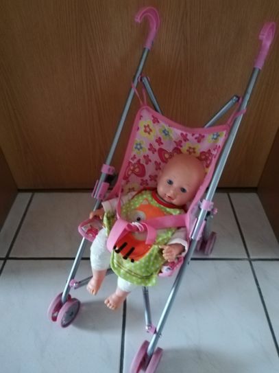 Diese Puppe nebst Buggy wurde in Roggendorf vergessen.