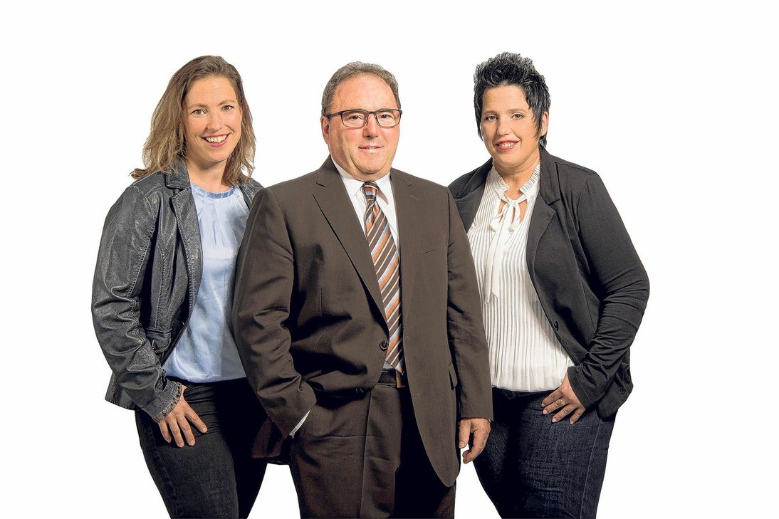 Robert Müller und seine beiden Töchter Sylvia Schütz (li.) und Ruth Stäglich (re): Die Familie schließt das Wohnzentrum in Bengel zum 31. März 2020. Der Räumungsverkauf hat bereits begonnen. Foto: Archiv/privat