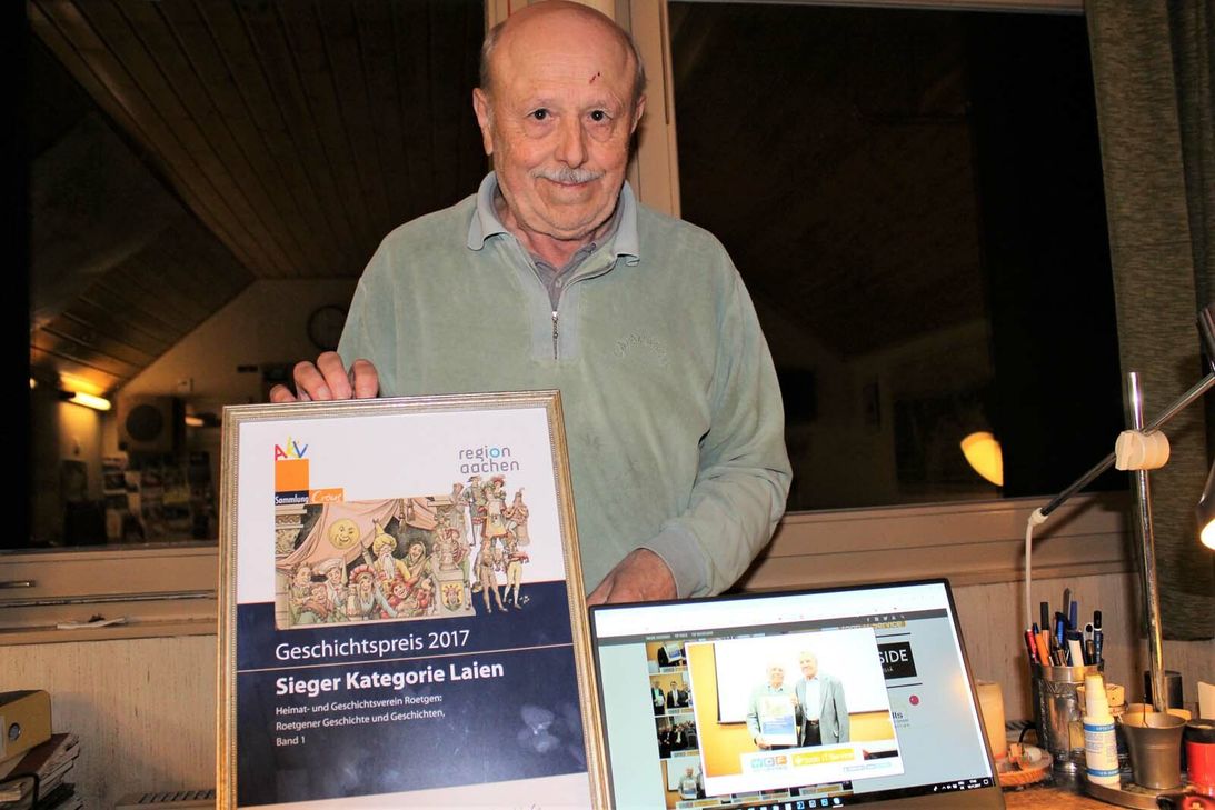 »Schaut her, das ist er«: Rolf Wilden präsentiert stolz den »Crous-Geschichtspreis«.Foto: G. Sander