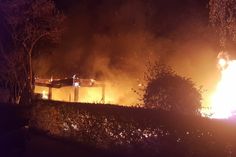Mehrere Großraummülltonnen, ein Holzunterstand sowie mehrere Bäume standen in der Uhlandstraße in Bad Kreuznach in Flammen.