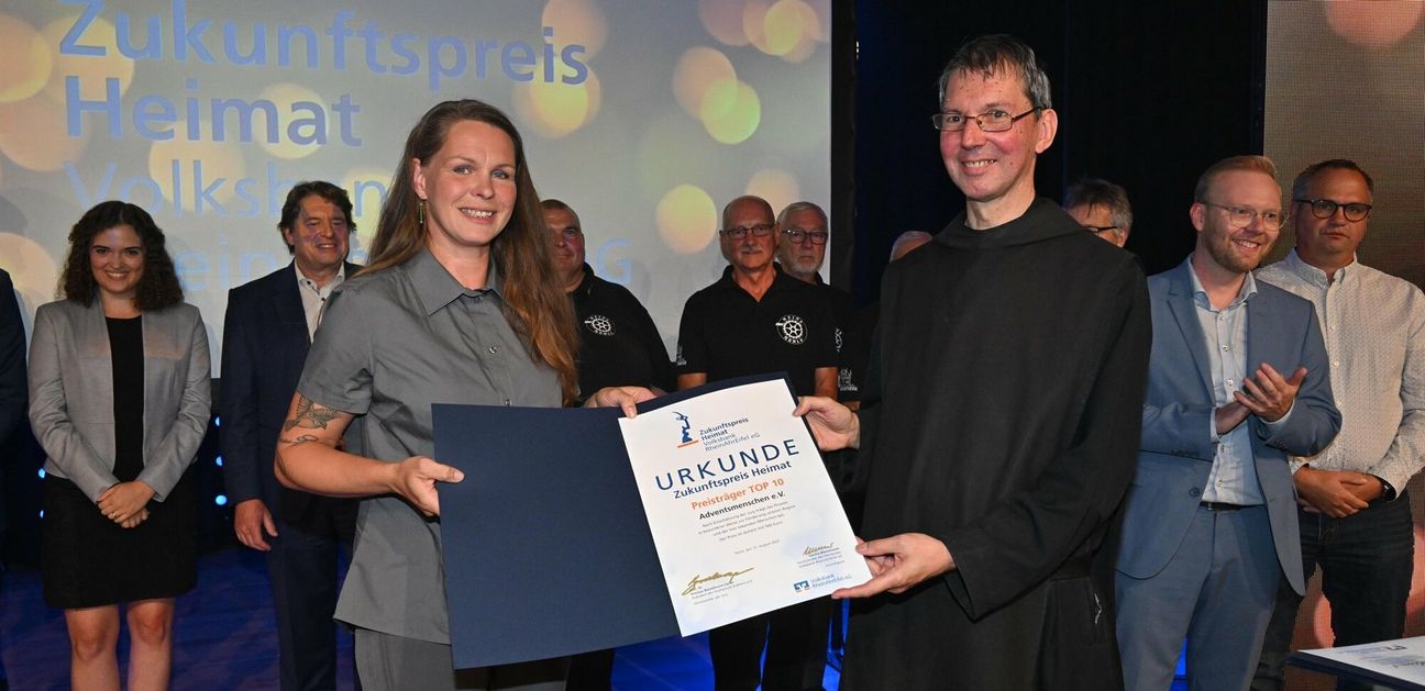 Jurymitglied und Laudator Pater Petrus Nowack, OSB Prior-Administrator der Bendiktinerabtei Maria Laach, zeichnete die Adventsmenschen aus.