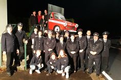 Ein halber Trabant steht am Feuerwehrhaus in Hammer. Das Heck hängt 700 Kilometer entfernt an einer Hauswand. Ein gemeinsames Projekt der befreundeten Wehrleute aus dem kleinen Ort »Hammer« hier in der EIfel und in Brandenburg.