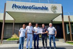 Julia Schürfeld (P&G, v. li.), Oliver Risters (P&G), Madhav Rao (Werksleiter P&G), Bürgermeister der Stadt Euskirchen Sacha Reichelt, Alfred Jaax (1. Beigeordneter der Stadt Euskirchen). Foto: