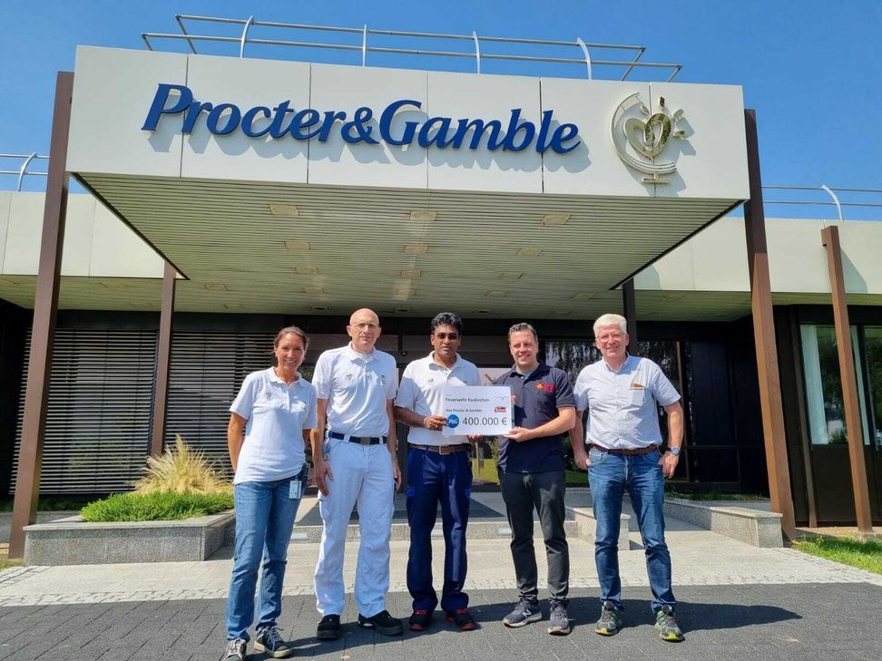 Julia Schürfeld (P&G, v. li.), Oliver Risters (P&G), Madhav Rao (Werksleiter P&G), Bürgermeister der Stadt Euskirchen Sacha Reichelt, Alfred Jaax (1. Beigeordneter der Stadt Euskirchen). Foto: