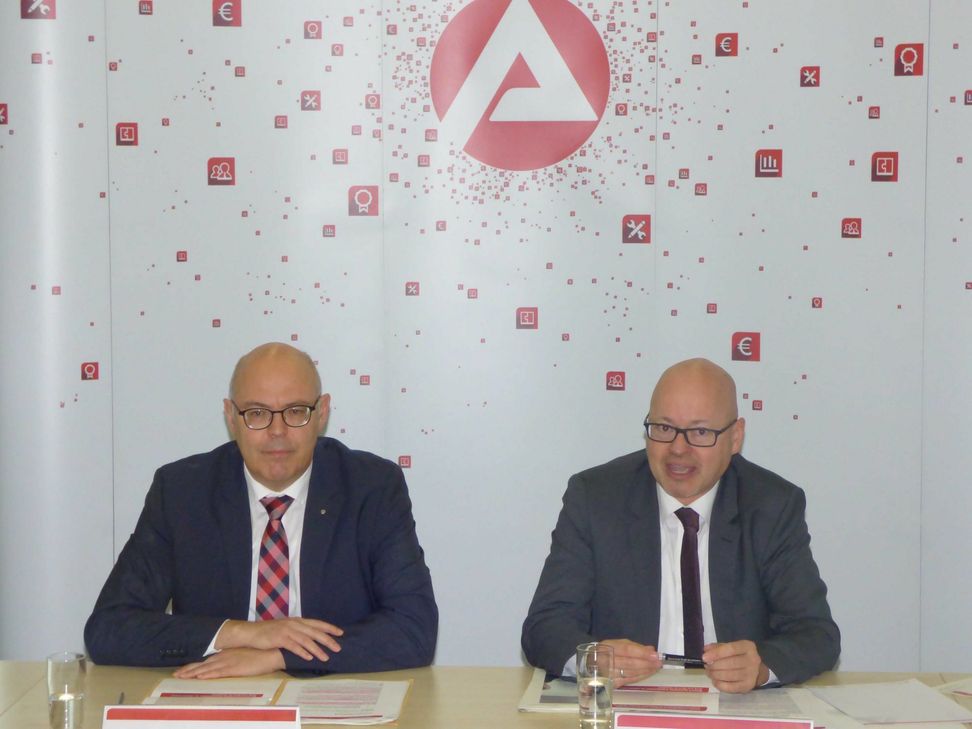 Die Geschäftsleiter der Agentur für Arbeit Trier Heribert Wilhelmi (l.) und Dr. Dirk Hannowsky (r.) stellen die Bilanz des Arbeitsmarkts 2017 vor. Foto: BAA Trier