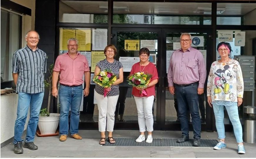 Von links: Marcus Cortnum, ortsbürgermeister Dünfus, VG-Bürgermeister Albert Jung, Maria Hermes, Helga Becker, Norbert Fuhrmann, Verbandsgemeinde Kaisersesch, und Marion Klein, Verbandsgemeinde Kaisersesch.