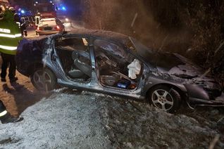 Das Auto war von der schneebedeckten Straße abgekommen und gegen einen Baum geprallt. Fotos: Feuerwehr Gemeinde Grafschaft