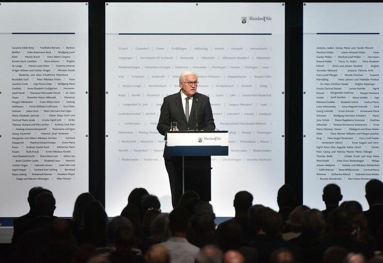 Vor den Namen der betroffenen Orten und Verstorbenen versprach Bundespräsident Frank-Walter Steinmeier, dass »ihr Land« die Betroffenen nicht alleine lasse. Foto: Martin Gausmann