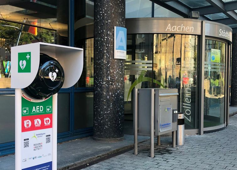 Der frei zugängliche Defibrillator am Haus der Städteregion in Aachen.