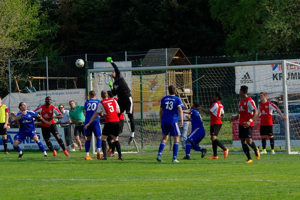 Idars Torwart Adami verpasst den Eckball, Sören Klapper (blaues Trikot ganz links) erzielt mit einem Kopfball den 1:1-Ausgleich. (Foto: Arno Boes)