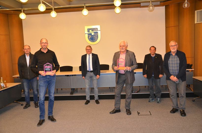 Da bereits im vergangenen Jahr der Ehrenamtstag coronabedingt ausgefallen war und auch die zur Verleihung des Heimatpreises anberaumte Ehrungsfeier nicht stattfinden konnte, nahm Bürgermeister Bernd Goffart die offizielle Ehrung der Preisträger aus dem Jahr 2020 - Arbeitskreis Geschichte Eicherscheid und Ortskartell Steckenborn - bei der Heimatpreisverleihung 2021 mit vor.