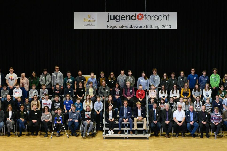 Die Teilnehmer von Jugend forscht 2020 in der Bitburger Stadthalle. Foto: O. Britz