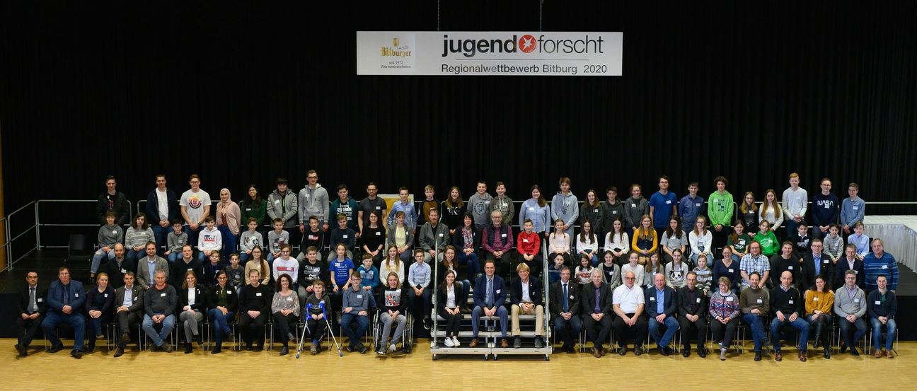 Die Teilnehmer von Jugend forscht 2020 in der Bitburger Stadthalle. Foto: O. Britz