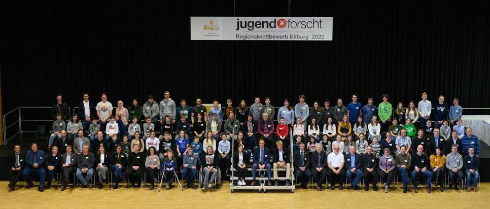 Die Teilnehmer von Jugend forscht 2020 in der Bitburger Stadthalle. Foto: O. Britz