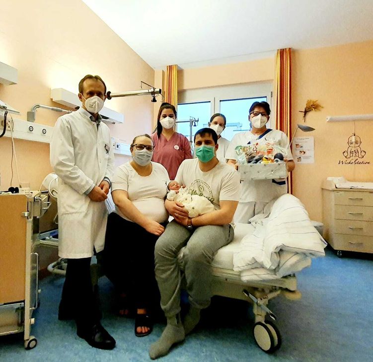 Die glücklichen Eltern Christina und Rene Dehren freuen sich über ihr Neujahrsbaby Ella Maria. Die besten Wünsche zur Geburt und ein Geschenk des Hauses überbrachten (von links): Chefarzt Dr. Senad Habibovic, Hebamme Jil Raß, Dr. Kathrin Schwamm und Kinderkrankenschwester Erika Richter. Foto: GK