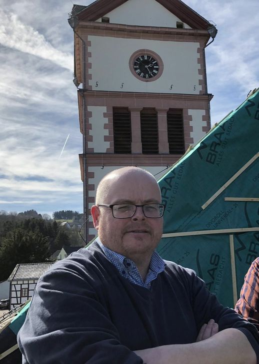 Pfarrer Oliver Joswig möchte die Gläubigen in Corona-Zeiten mit Livestreams aus dem Evangelischen Gemeindehaus Hellenthal erreichen.