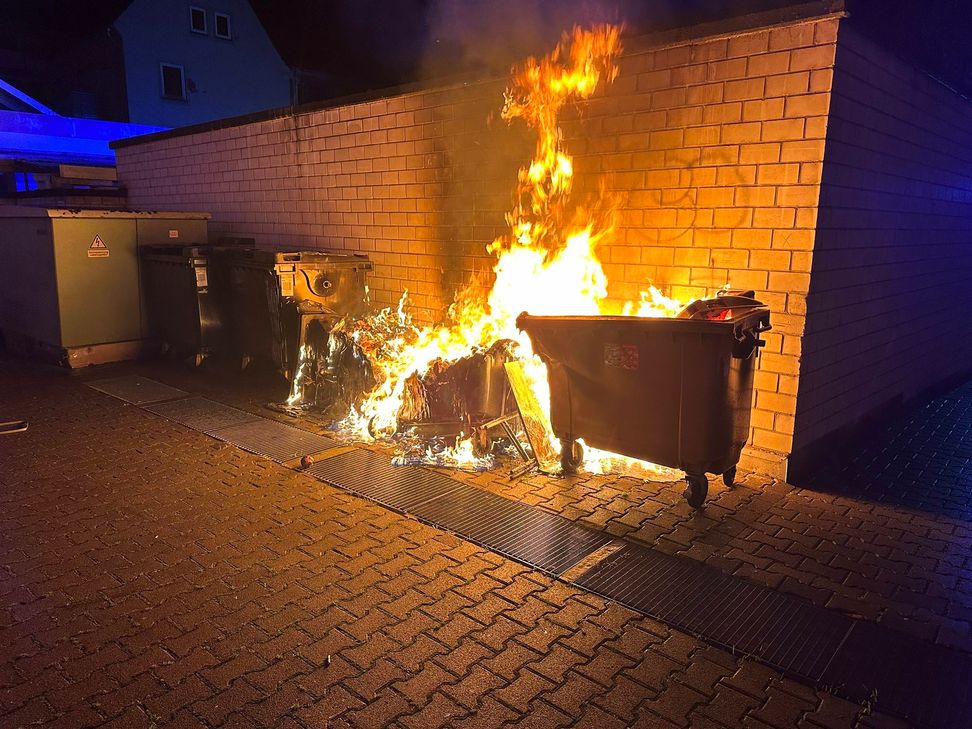 Die Feuerwehr hatte den Brand schnell unter Kontrolle. Dennoch zogen sich drei Hausbewohner eine Rauchvergiftung zu.
