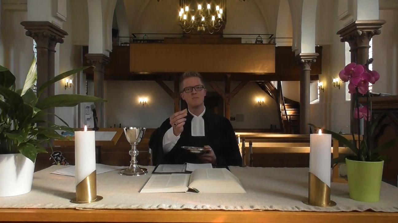Pfarrer André Beetschen beim Internet Abendmahl. Foto: Ev. Kirchengemeinde.