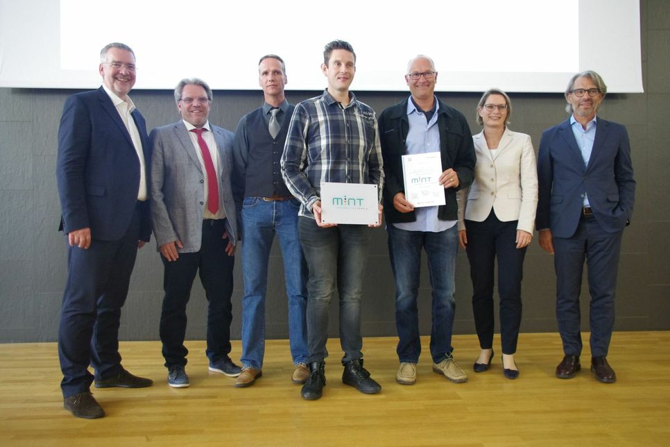 Andreas Naber, Thomas Schmitz, Chemielehrer Carsten Zeidler und Konrektor Arno Krämer nahmen die Auszeichnung für die Kaisersescher Schule entgegen.