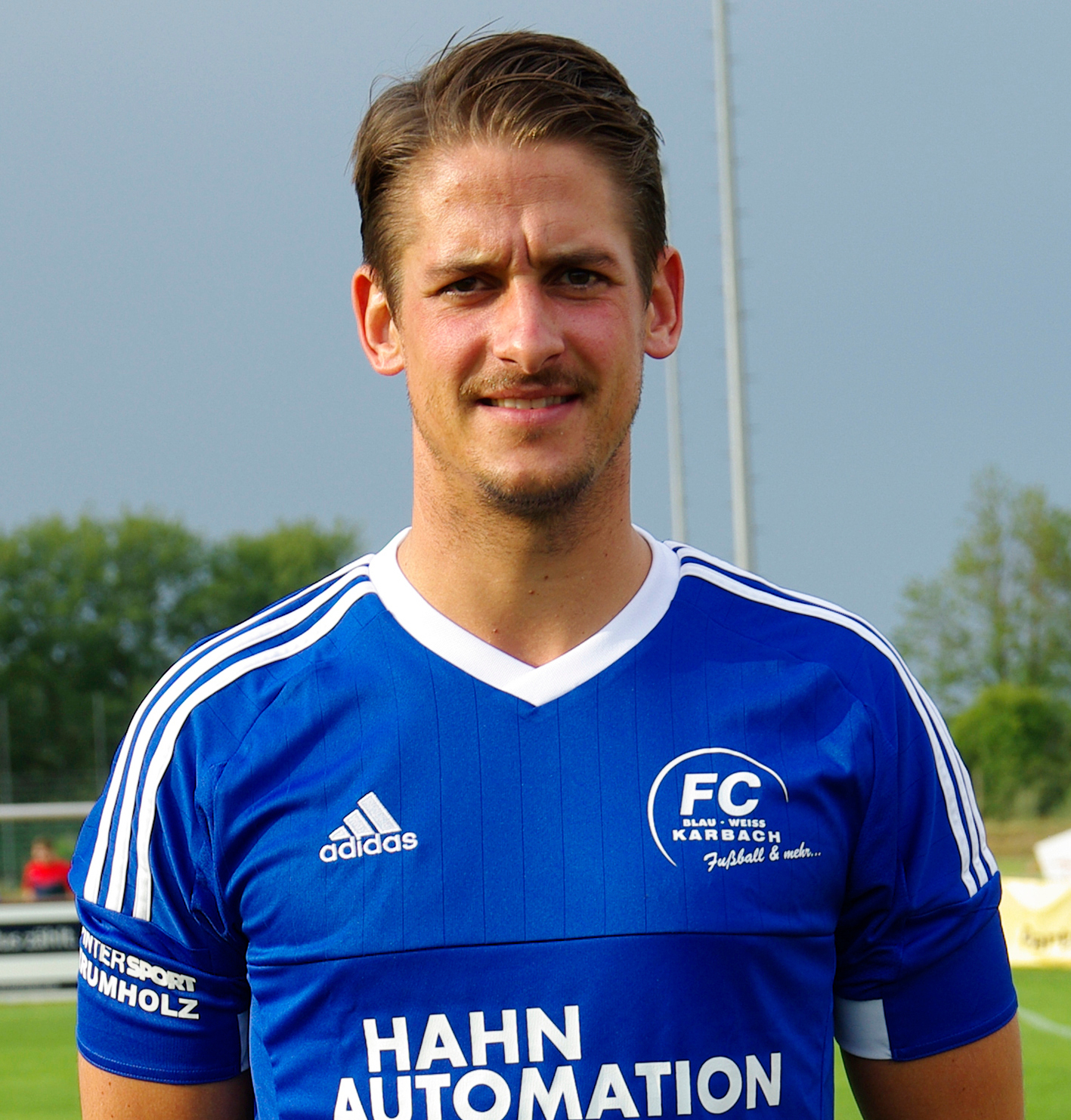 Tobias Wirtz kam zu Saisonbeginn von der Spvvg. Burgbrohl nach Karbach. Einen Platz in der Startelf des Oberligisten hat er noch nicht inne, aber im Pokalspiel in Mehring zeigte er eine deutliche Leistungsteigerung und hätte auch fast ein vorentscheidendes Tor erzielt. (Foto: Arno Boes)