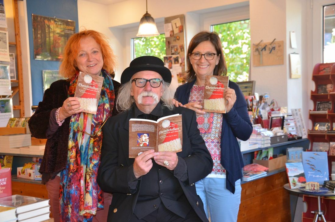 Autor Hubert vom Venn, umringt von den Roetgener Buchhändlerinnen Claudia Küpper (l.) und Rose Blatz-Ommer, präsentiert ein Buch für die besinnlichen Tage des Jahres.
