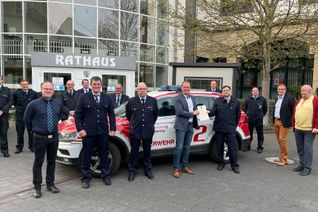 Ernennung vor dem Rathaus der Verbandsgemeinde (v. l.): Daniel Klemm, Sebastian Hartmann, Christopher Wittig, Jörg Krempuls, Thorsten Leich, Alexander Reuter, Hermann-Peter Heuft, Jörg Lempertz, Tim Skubch, Stephan Schüller, Rolf Daub, Joachim Plitzko und Alfred Nett.