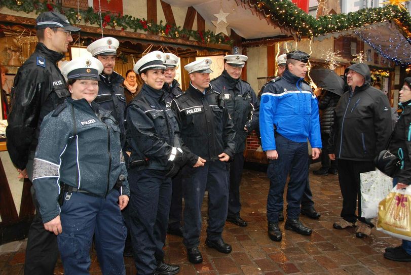 Die internationale Weihnachtsmarktstreife kommt bei den Besuchern des Trierer Weihnachtsmarktes gut an. Foto: Polizei