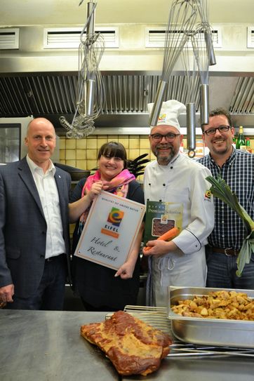 Markus Pfeifer von der Regionalmarke Eifel und die EIFEL-Gastgeber Anja Arens, Thomas Herrig und Tobias Stadtfeld (v. l.) laden zum Essen ein.  Foto: S. Schönhofen