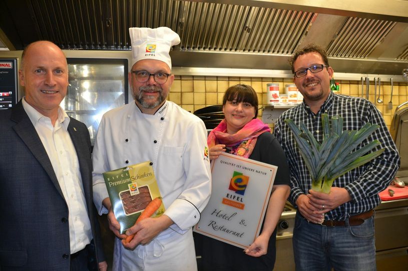 Haben das Wochenspiegel-Weihnachtsmenü zusammengestellt (v.l.): Markus Pfeifer, Geschäftsführer der Regionalmarke EIFEL, mit den Restaurantbesitzern Thomas Herrig, Anja Arens und Tobias Stadtfeld.   Foto: S. Schönhofen