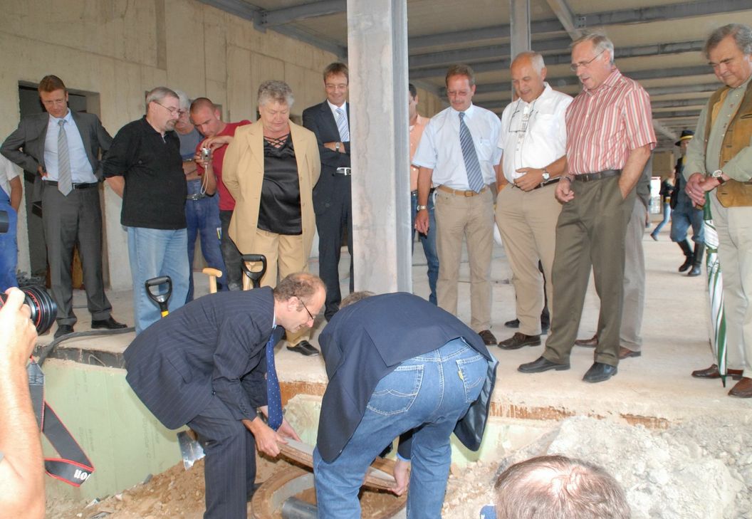 Zusammen mit dem Jubiläum „50 Jahre Kommunale Neugliederung Mechernich“ wird am 25. Mai 2019 auch „Zehn Jahre neues Rathaus“ gefeiert. Hier ein Archivbild, das Bürgermeister Dr. Hans-Peter Schick (vorne links) bei der Grundsteinlegung zeigt – hinten links sein damaliger Stellvertreter, Erster Beigeordneter Christian Baans. Fotos: Manfred Lang/pp/Agentur ProfiPress