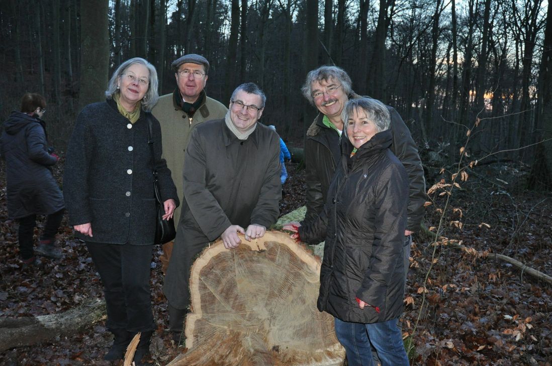 Sophie zu Eltz, Karl Graf zu Eltz, Dr. Alexander Saftig, Landrat Mayen-Koblenz, Reinhard Löwenstein und Cornelia Heymann-Löwenstein sind vom "Mondholz" überzeugt.