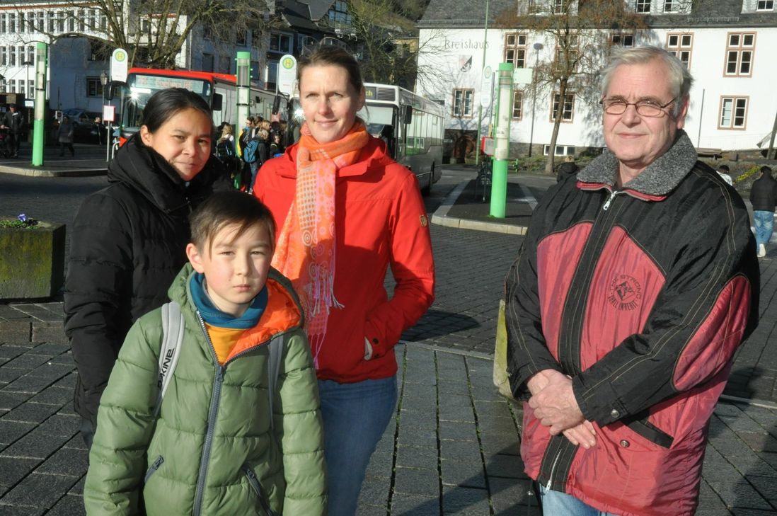 Und dann blieb nicht nur Colin an der Bushaltestelle stehen: Nina Born (v. l.), Sabine Schönig und Paul Lenz wehren sich gegen überfüllte Schulbusse.