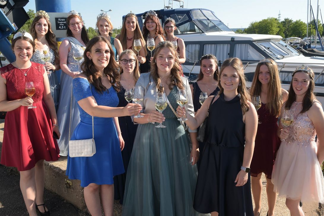 Umringt von Weinköniginnen aus vielen anderen Anbaugebieten: Lara Kockelmann (blaues Kleid), Lena Hein (Mitte), Louisa Befort (in Schwarz).