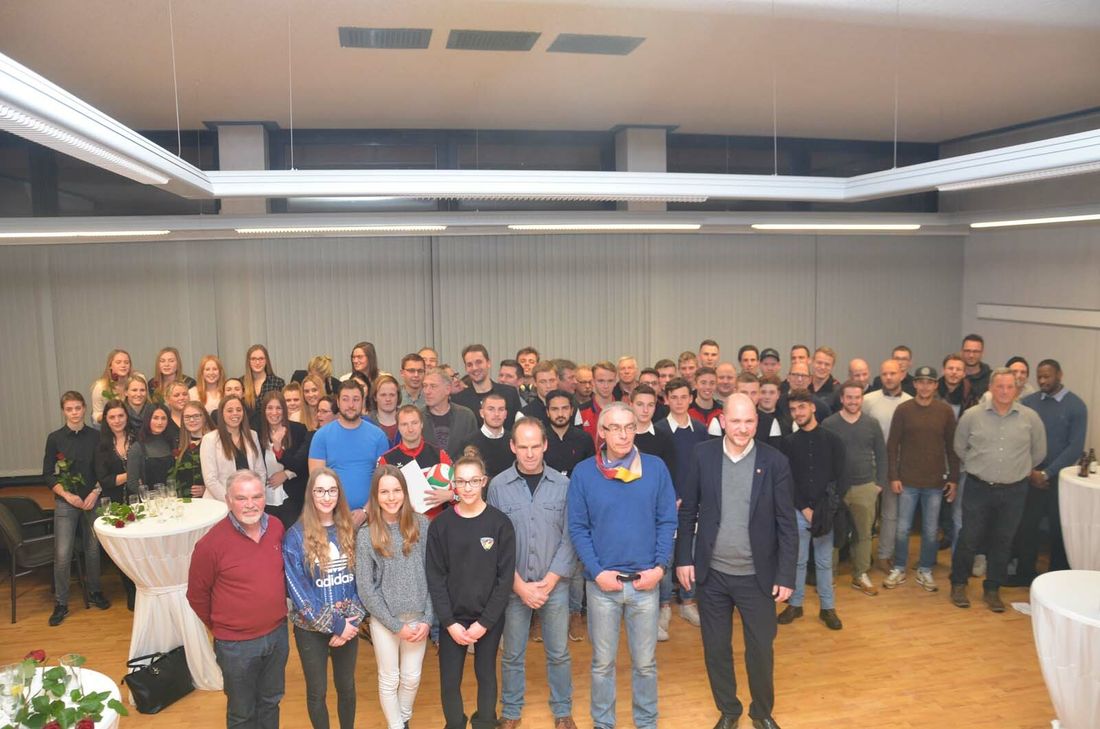 Ein ganzer Ratssaal voller Athleten: Roetgens Bürgermeister Jorma Klauss (v.r.) ehrte erfolgreiche Einzelsportler und Mannschaften aus dem Gemeindegebiet. Foto: T. Förster