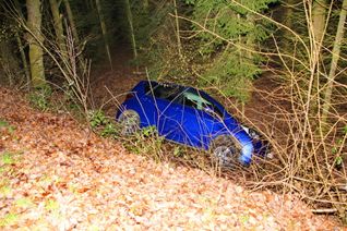 Das Auto lag in der Böschung, der Fahrer war verschwunden. Foto: Schmitt