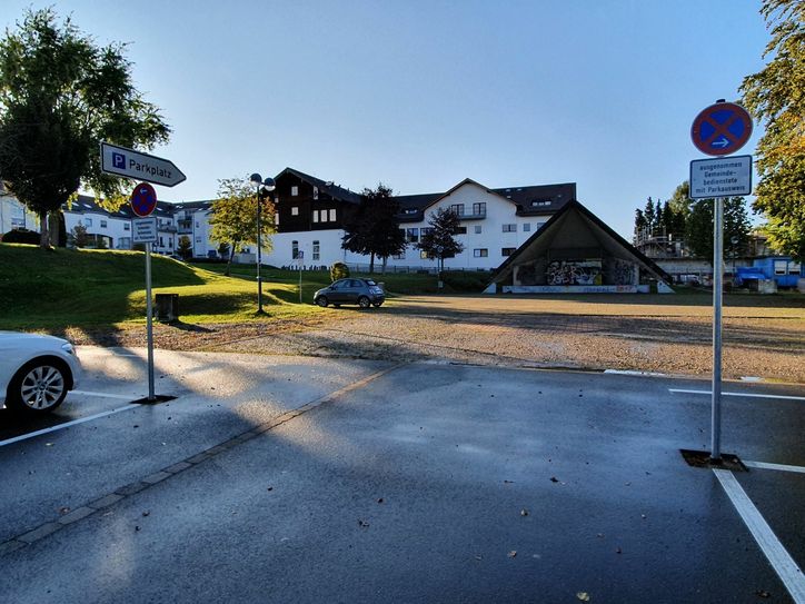 30 neue Parkplätze ohne Höchstparkdauer gibt es am Musikpavillon unterhalb des Rathauses.