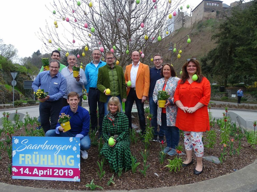 Die Mitglieder des Saarburger Gewerbeverbands, (von links): Christoph Krebs, Michael Eble, Christof Kramp, Thomas Annen, Marc Thiel, Stefan Müller-Hamann, Frank Schenkewitz, Petra Seiler-Kautenburger, Yanine Russo und vorne kniend: Volker Biwer und Marieluise Remmel. Foto: Mohsmann