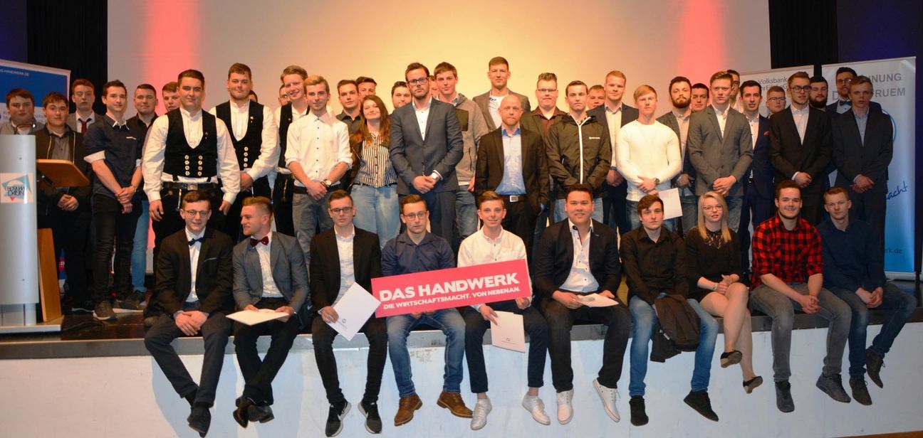 Bei der Lossprechungsfeier im Forum Daun erhielten 60 neue Handwerker vor rund 200 Gästen im Publikum ihre Gesellenbriefe. Foto: Kreishandwerkerschaft MEHR