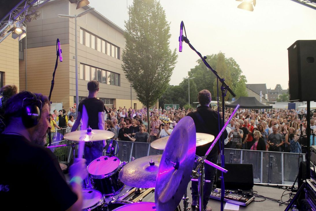 Sechs Stunden Musik gibt es beim Open-Air-Festival „Rock am Rathaus“ am Samstag, 25. Mai 2019. Organisatoren, Initiatoren und Musiker rühren kräftig die Werbetrommel für das Event, das im Jahr zuvor schon mehr als 700 Besucher begeisterte. Foto: Kirsten Röder/pp/Agentur ProfiPress