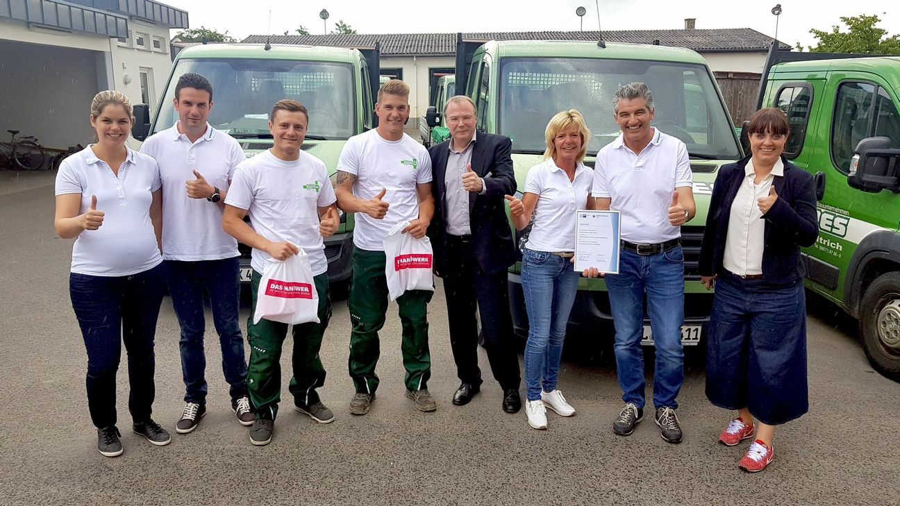 Kappes Bau: Das Bild zeigt (von links) Julia Kappes, Alwin Gensch, die beiden Hauptdarsteller Eugen Dell und Andreas Steffen, HWK-Geschäftsführer Dr. Carl-Ludwig Centner, Petra und Werner Kappes sowie Simone Assmann.