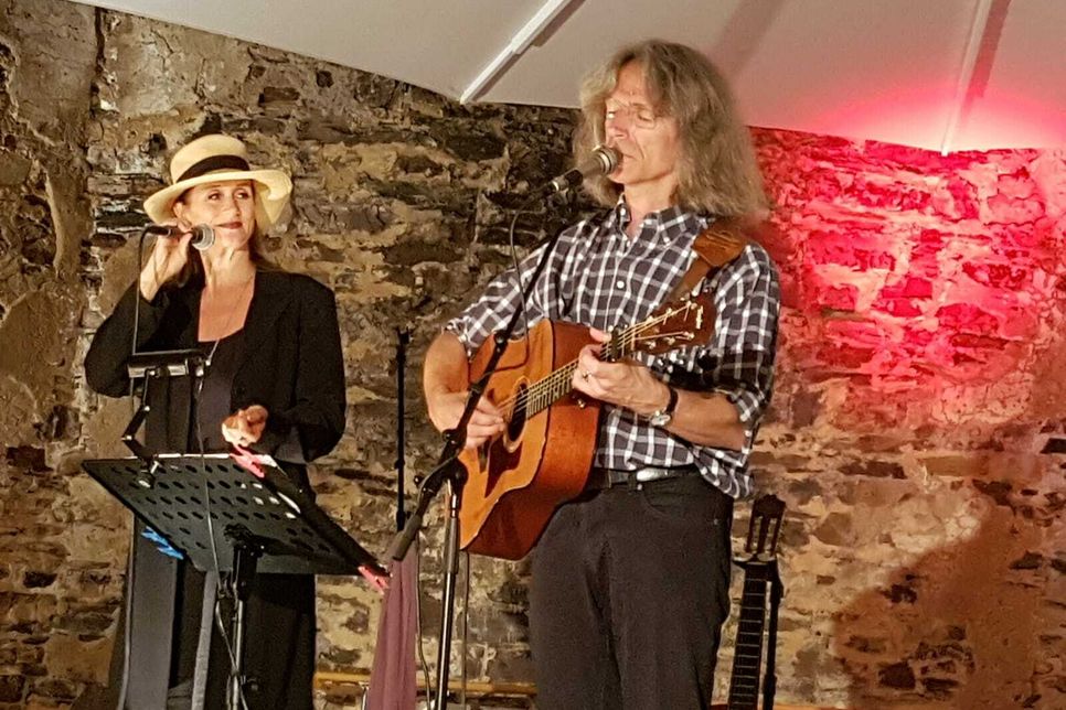 Der letzte Auftritt hatte das „Duo Balance“ am vergangenen Samstag im Kloster Stuben (Foto), wo sie ein Konzert unter dem Motto „Lieder ohne Grenzen“ gaben.