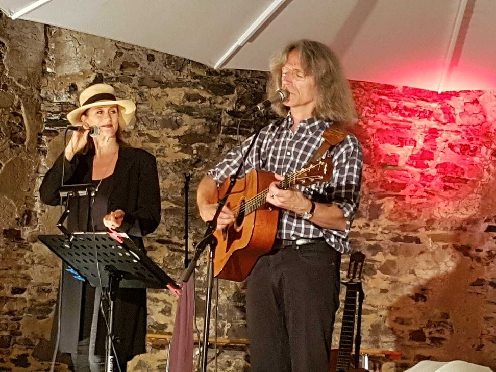Der letzte Auftritt hatte das „Duo Balance“ am vergangenen Samstag im Kloster Stuben (Foto), wo sie ein Konzert unter dem Motto „Lieder ohne Grenzen“ gaben.