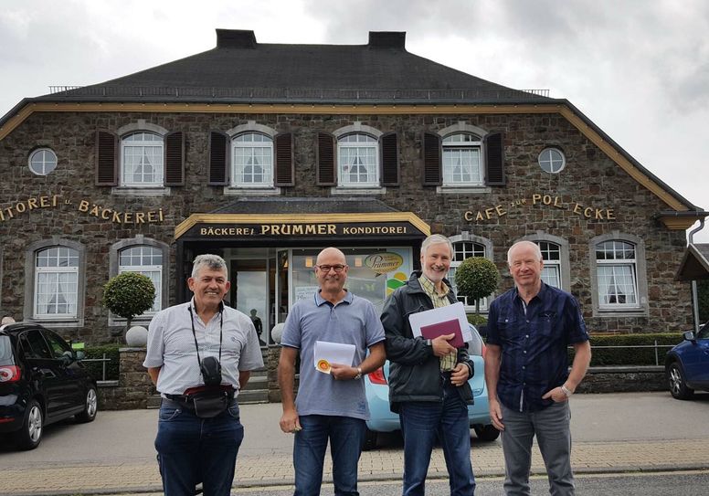 Beim Rad-Event Diekirch-Vaalkenswaard wird in Lammersdorf ein Kontrollposten an der Bäckerei Prümmer eingerichtet. Ortsvorsteher Franz-Josef Hammelstein (2.v.r.) und Harald Prümmer (2.v.l.) führten dazu mehrfach Gespräche mit den niederländischen Organisatoren.