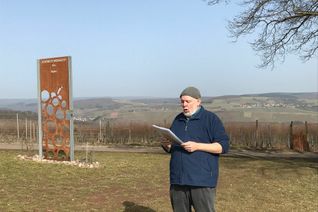 Der ehemalige Winzer Eckhard Schlarb liest aus seinen Werken. Foto: Klaus Desinger